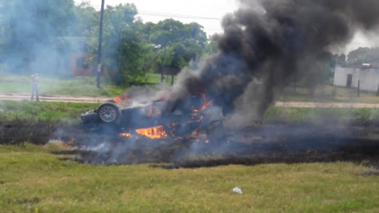 VIDEO: dramático rescate del esposo de la intendenta de Puerto Tirol de su auto en llamas