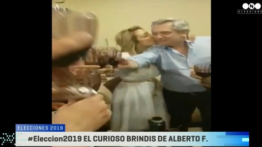 Alberto Fernández festejó con sus íntimos y cantito contra Macri