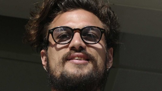 Polémico: Daniel Osvaldo prendió fuego las boletas de Macri para hacer un asado