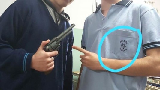 Video escándalo: un alumno le apuntó con un arma a un profesor en plena clase
