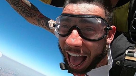 VIDEO: el vuelo de Ulises Bueno, el cantante se animó a tirarse en paracaídas
