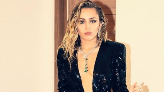 Halloween: Miley Cyrus compartió dos fotos conmovedoras de su niñez