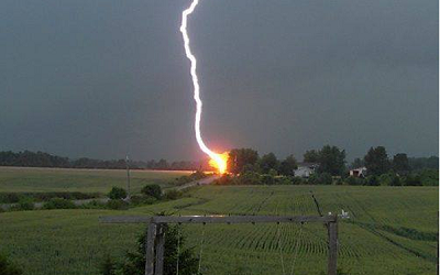 Una mamá de 36 años trabajaba en una plantación de El Peligro, le cayó un rayo y murió