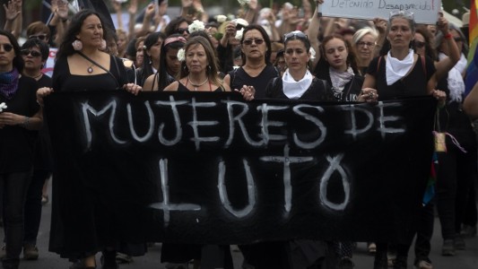 Chile: las mujeres de luto, una protesta silenciosa que se suma los reclamos masivos