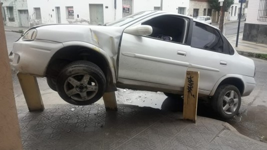 Choque en Güemes: un auto se subió a la vereda y casi termina en un negocio