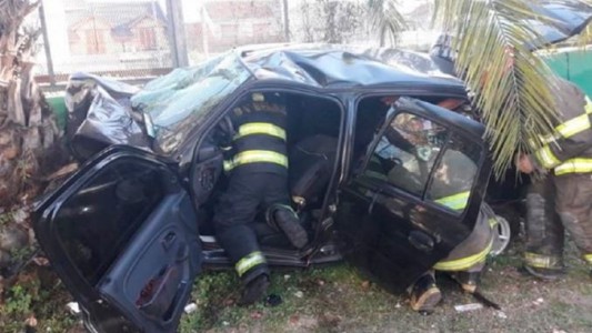 Cuatro jóvenes murieron al chocar el auto en el que viajaban contra una palmera en Bernal