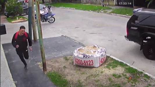 Video: impactante huída de un joven al que motochorros lo corren, le disparan y se salva