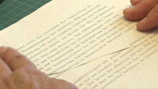 VIDEO: la mujer que reconstruye archivos destruidos por la Stasi