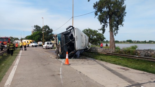 Santa Fe: 18 heridos por el vuelco de un ómnibus de larga distancia en la circunvalación