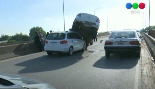 Espectacular triple choque en la autopista Rosario-Córdoba