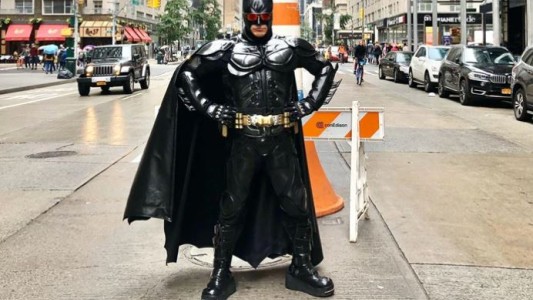 ¿Quién es el Batman argentino de Times Square que cantó con Patricia Bullrich?