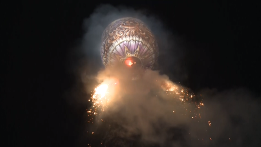 VIDEO: impresionante festival de globos y fuegos artificiales