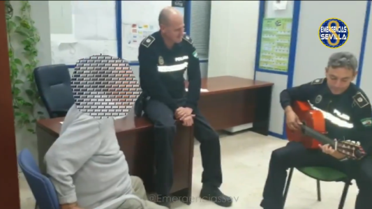 VIDEO: un policía toca la guitarra para tranquilizar a un hombre con alzheimer que se había perdido