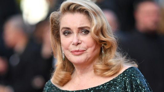 Catherine Deneuve, hospitalizada de urgencia mientras filmaba en París