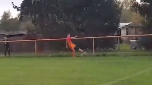 VIDEO: futbolista mata a una gallina de una patada y lo expulsan del partido