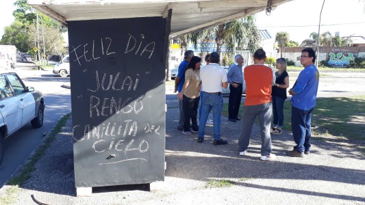 Día del canillita: el sentido homenaje a Julio Argüello, el repartidor de diarios asesinado en abril pasado