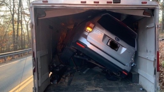 Rescataron a una mujer que iba manejando, se le empañó el vidrio y terminó adentro de un camión