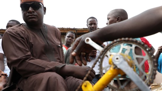 Perdió la visión, pidió limosnas durante décadas y se hizo famoso con canciones que critican la mendicidad