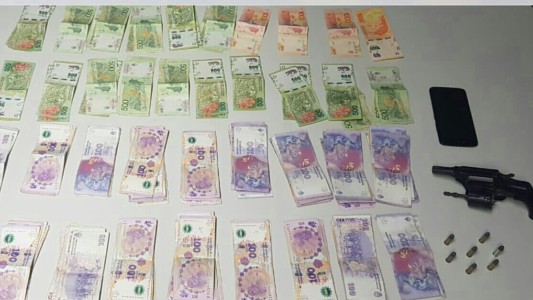 Pasajero detenido: con arma de fuego y por intentar sobornar a la policía