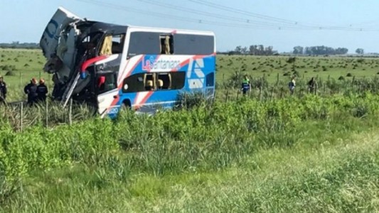 Rutas trágicas: cuatro muertos en choque de ómnibus contra un camión