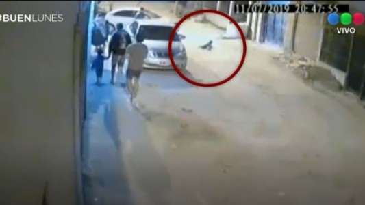 Video: un nene quedó debajo de un auto y se salvó de milagro