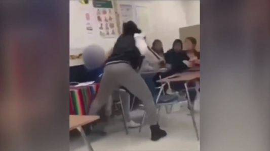 EE.UU.: graban a docente golpeando brutalmente a una alumna dentro del aula