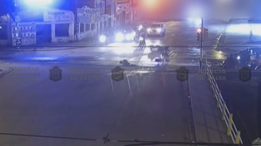 VIDEO: motociclista cruzó en rojo e impactó violentamente con otra moto