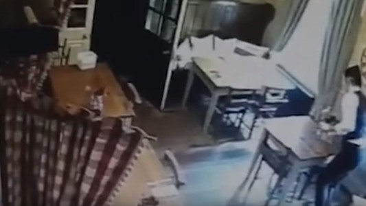 Video: el fantasma de una nena persigue a una moza