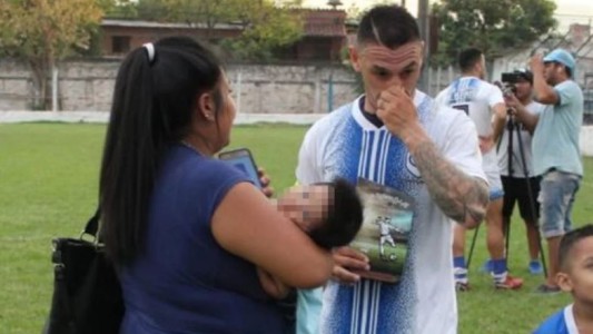 Una periodista cubrió un partido de fútbol con su bebé en brazos
