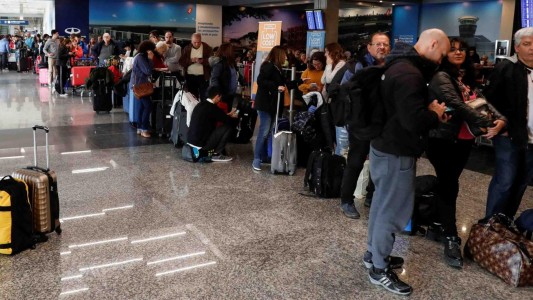 Demoras y cancelaciones en Ezeiza y Aeroparque por una medida gremial