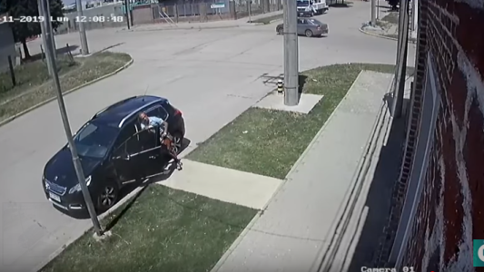 Video: hurto a plena luz del día en Oncativo, se llevan bolso con dólares y un celular