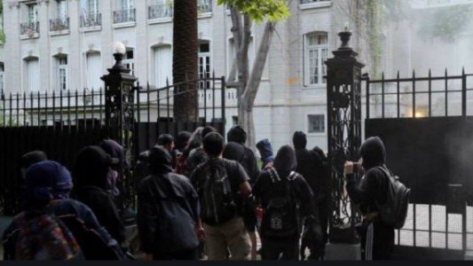 Manifestantes atacaron la residencia del embajador argentino en Chile