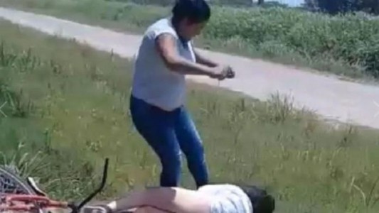VIDEO: brutal golpiza “por escribrle a maridos ajenos”