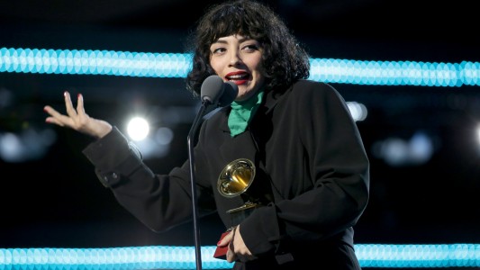 El desnudo y fuerte mensaje de Mon Laferte en los Grammy