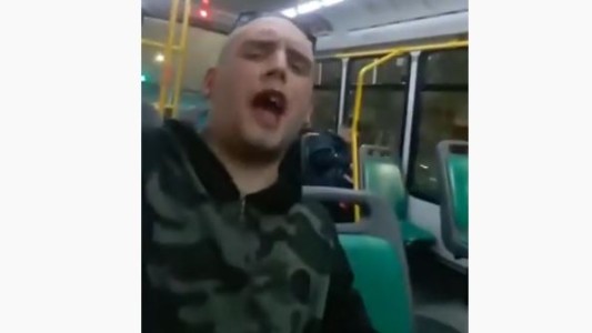Denuncian a joven que gritó en un colectivo: "¡Aguante el femicidio!"