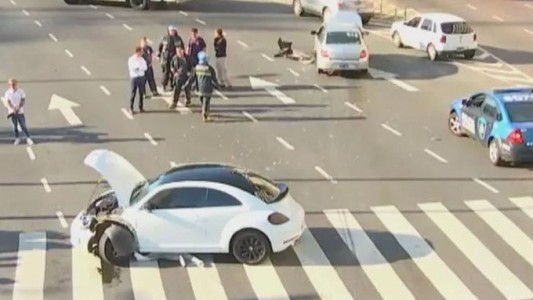 VIDEO: un futbolista se metió a contra mano por el Obelisco y chocó a un auto