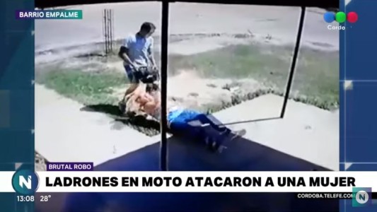 VIDEO: a patadas, motochorro atacó a una vecina en barrio Empalme