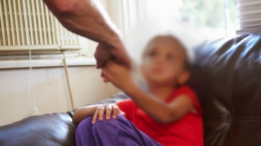 Juzgarán a un médico que abusó de cientos de niños y llevaba un registro en un diario