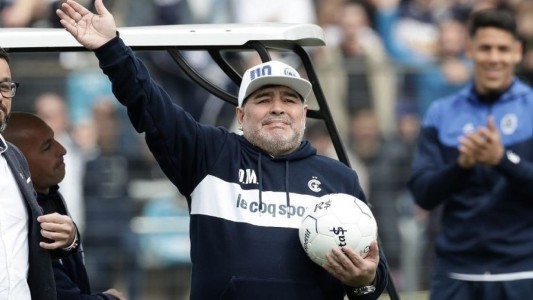 Con lágrimas en los ojos, Maradona le comunicó su renuncia a los jugadores