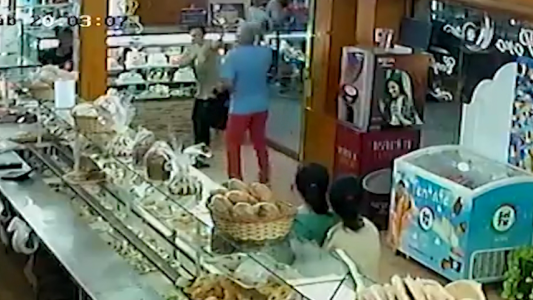 VIDEO: persiguió a su exmujer y le disparó dentro de una panadería