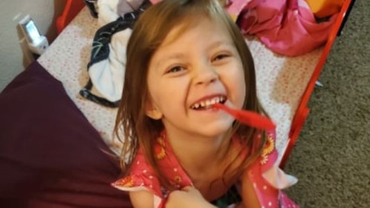 Una nena saltaba en la cama, mientras se limpiaba los dientes y se clavó el cepillo en la garganta