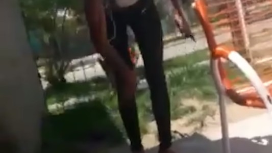 Brutal video de una mujer que le pega a su hijo de dos años: "Te voy a dejar en coma"