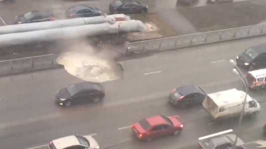 VIDEO INSÓLITO: se abrió un pozo en una avenida por una pérdida de agua caliente