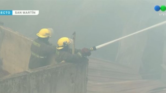 Buenos Aires: se incendia una fábrica de artículos de limpieza en San Martín