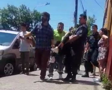 Un grupo de chicas ingresó a una escuela y acuchilló a una alumna por la espalda