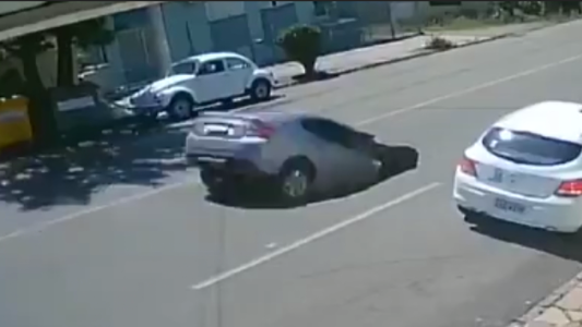 VIDEO: se abrió un cráter en una avenida y se tragó un auto
