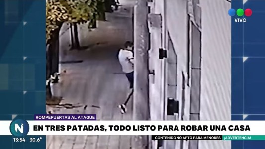 VIDEO: En tres patadas rompe la puerta de una casa y entra a robar