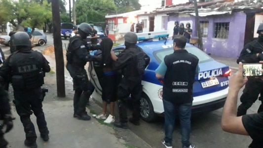 Fueron detenidos los dos delincuentes que robaron a una mujer pateándole la cara