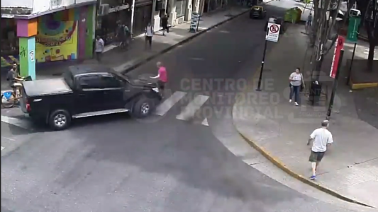 VIDEO: el momento en que una camioneta atropella a una anciana en Rosario