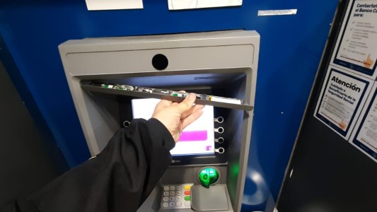 Cayó la banda de los "clona tarjetas": instalaban dispositivos en cajeros para robar dinero de cuentas